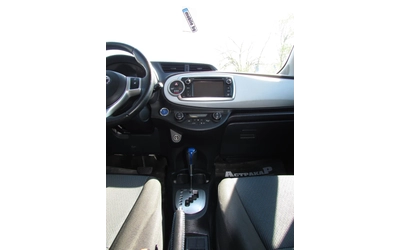 Toyota Yaris 1.5i HYBRID - автомобили, коли, обяви за нови и употребявани 12