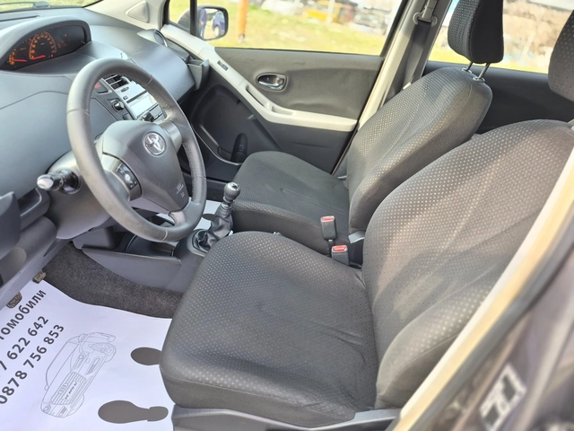 Toyota Yaris 1.3i - автомобили, коли, обяви за нови и употребявани 10