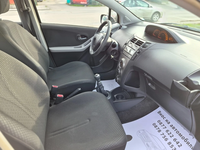 Toyota Yaris 1.3i - автомобили, коли, обяви за нови и употребявани 11