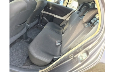 Toyota Yaris 1.3i - автомобили, коли, обяви за нови и употребявани 12