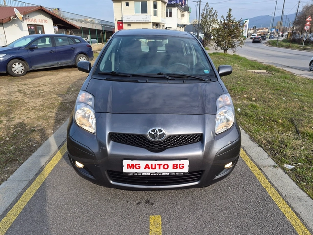 Toyota Yaris 1.3i - автомобили, коли, обяви за нови и употребявани 1