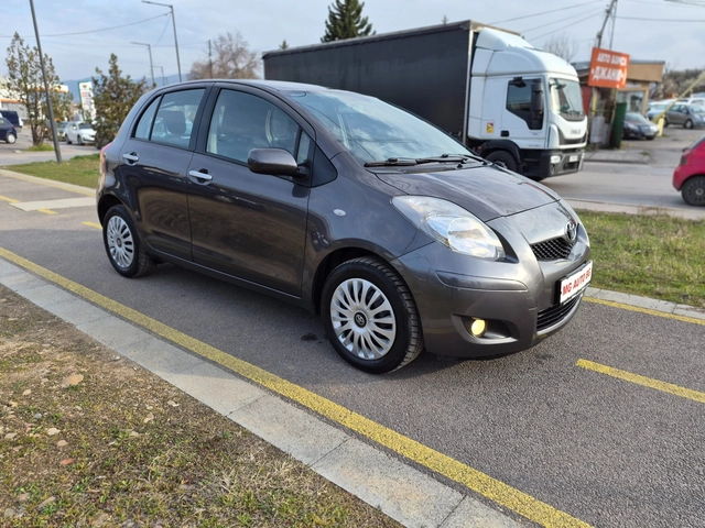 Toyota Yaris 1.3i - автомобили, коли, обяви за нови и употребявани 2