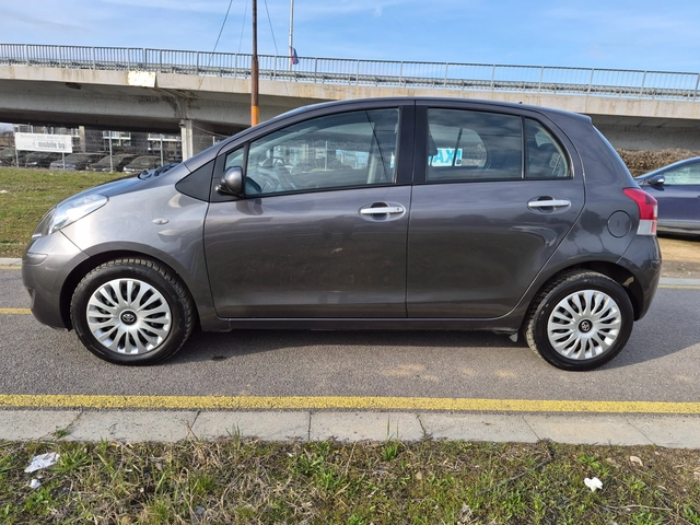 Toyota Yaris 1.3i - автомобили, коли, обяви за нови и употребявани 3