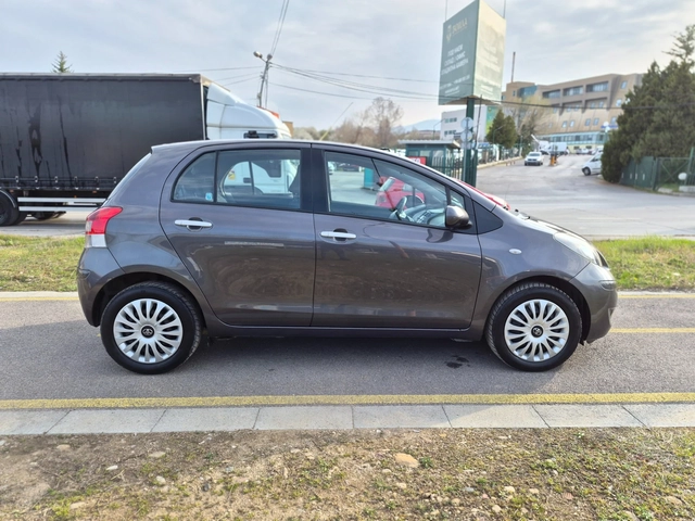 Toyota Yaris 1.3i - автомобили, коли, обяви за нови и употребявани 4