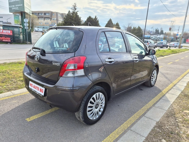 Toyota Yaris 1.3i - автомобили, коли, обяви за нови и употребявани 5