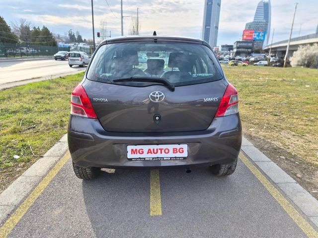 Toyota Yaris 1.3i - автомобили, коли, обяви за нови и употребявани 6