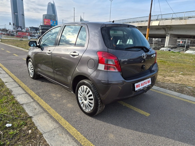 Toyota Yaris 1.3i - автомобили, коли, обяви за нови и употребявани 7