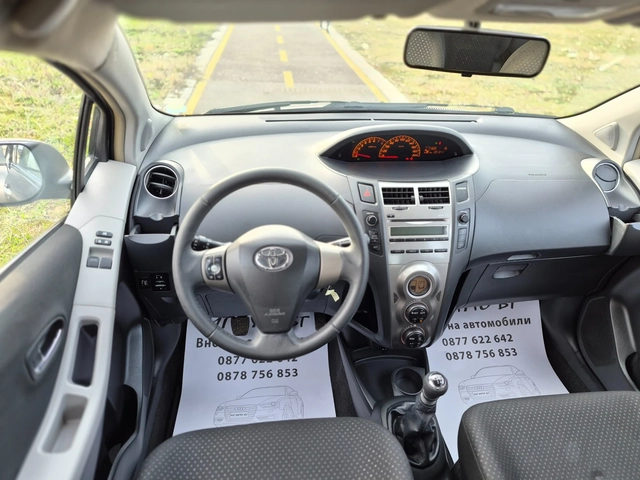 Toyota Yaris 1.3i - автомобили, коли, обяви за нови и употребявани 8