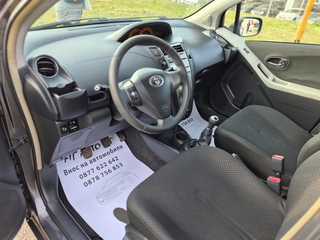 Toyota Yaris 1.3i - автомобили, коли, обяви за нови и употребявани 9