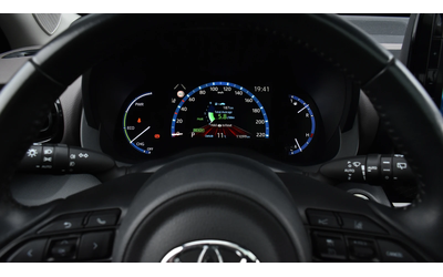 Toyota Yaris Cross 1.5 Hybrid Chic 4x4 Automatic - автомобили, коли, обяви за нови и употребявани 12