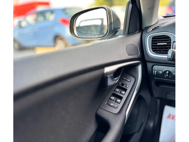 Volvo V40 - автомобили, коли, обяви за нови и употребявани 9