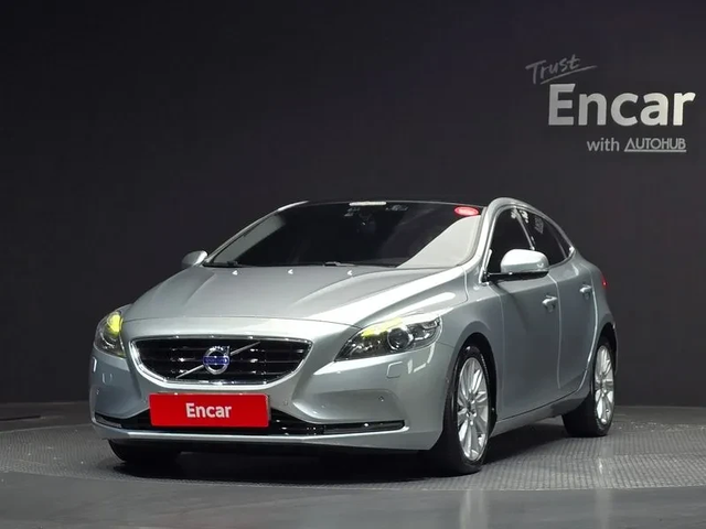 Volvo V40 1.6D - автомобили, коли, обяви за нови и употребявани 2