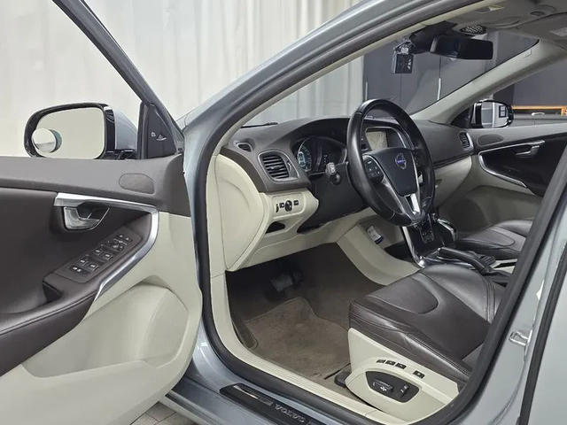 Volvo V40 1.6D - автомобили, коли, обяви за нови и употребявани 9