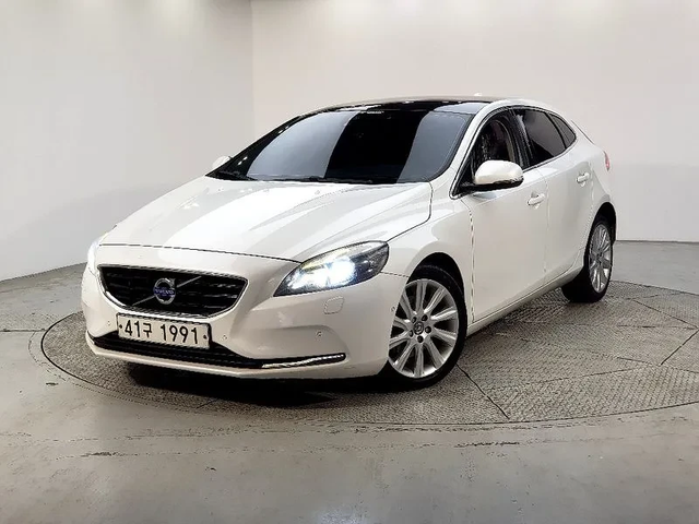Volvo V40 1.6D - автомобили, коли, обяви за нови и употребявани 0