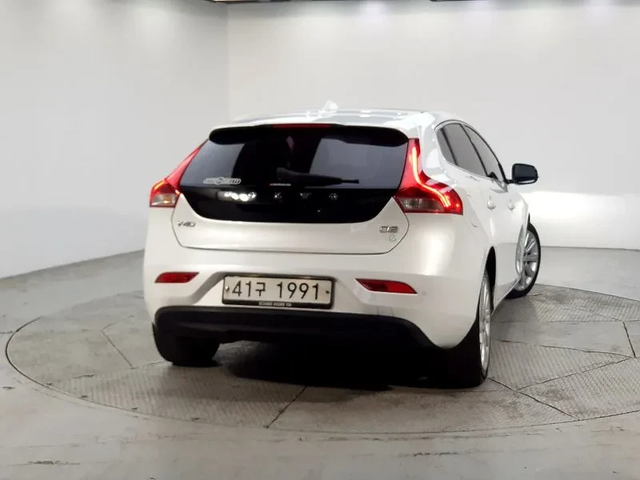 Volvo V40 1.6D - автомобили, коли, обяви за нови и употребявани 2