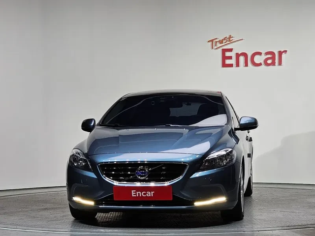 Volvo V40 1.6D - автомобили, коли, обяви за нови и употребявани 2