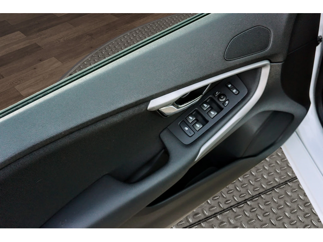 Volvo V40 1.6 D2 KINETIC - автомобили, коли, обяви за нови и употребявани 6