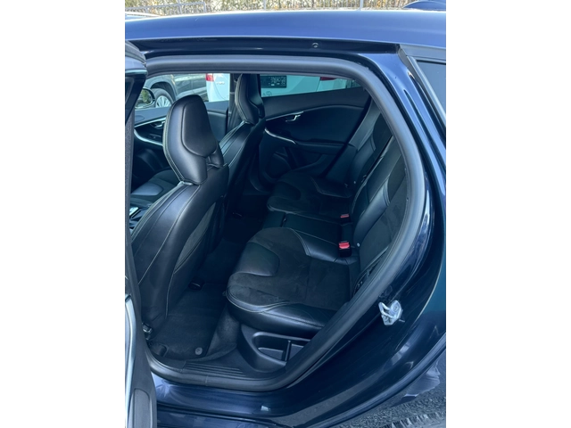 Volvo V40 2.0 - автомобили, коли, обяви за нови и употребявани 10