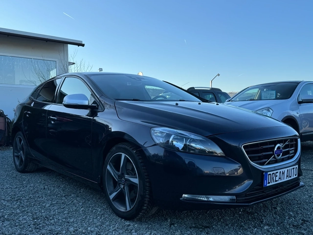 Volvo V40 2.0 - автомобили, коли, обяви за нови и употребявани 1