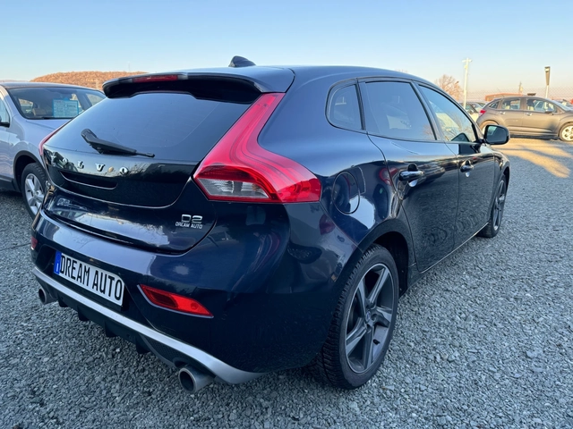 Volvo V40 2.0 - автомобили, коли, обяви за нови и употребявани 2