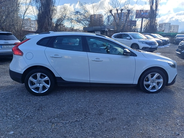 Volvo V40 Cross Country 2.0 D - автомобили, коли, обяви за нови и употребявани 3