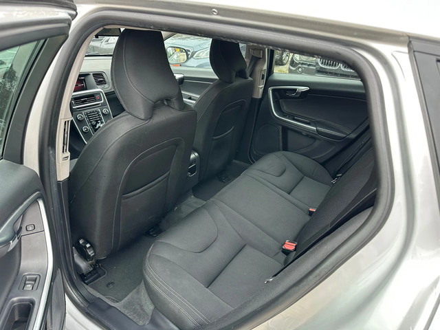 Volvo V60 2.0/D3 - автомобили, коли, обяви за нови и употребявани 10