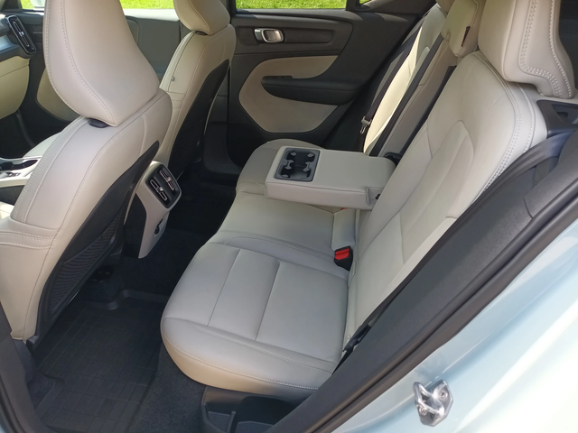 Volvo XC40 AWD/KEYLESS/360 КАМЕРА - автомобили, коли, обяви за нови и употребявани 8