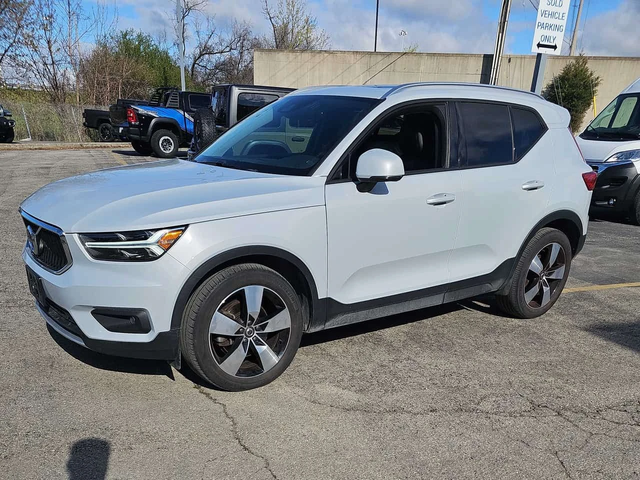 Volvo XC40 * Momentum * 360 * КОМПЛЕКТ ДЖАНТИ * ПОДГРЕВ * NAV - автомобили, коли, обяви за нови и употребявани 0