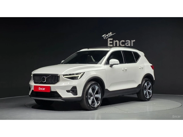 Volvo XC40 B4* ULTRA BRIGHT* 360* PANORAMA* ПОДГРЕВ* - автомобили, коли, обяви за нови и употребявани 0