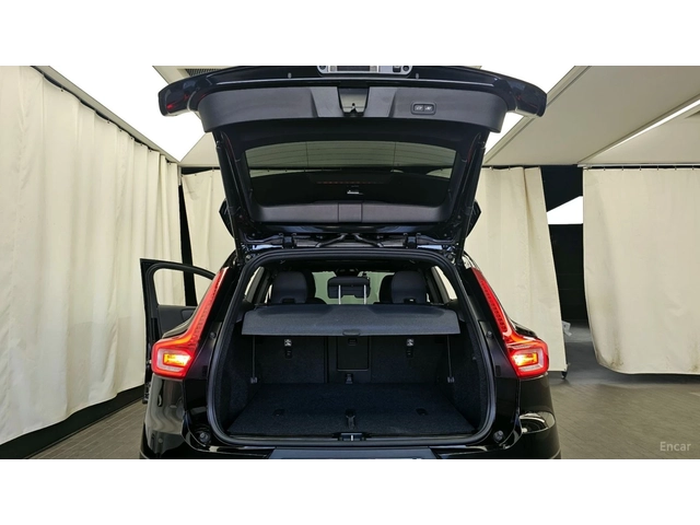 Volvo XC40 B4 Black Edition* КОЖА* НАВИ* ПАНО* 360 - автомобили, коли, обяви за нови и употребявани 4