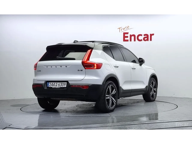 Volvo XC40 B4* R Disign* ПОДГРЕВ ЗАДЕН РЕД* ОБДУХ* FULL* - автомобили, коли, обяви за нови и употребявани 1