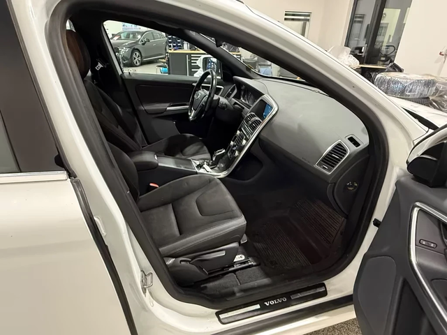 Volvo XC60 2.0 D4 Momentum 181ps Geartronic Xenon Navi - автомобили, коли, обяви за нови и употребявани 7