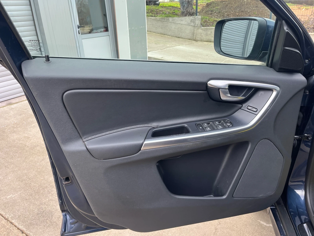 Volvo XC60 2.4 D 4x4 - автомобили, коли, обяви за нови и употребявани 13