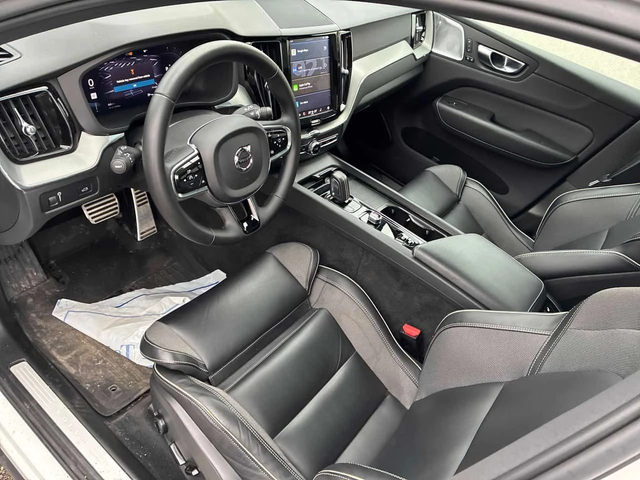 Volvo XC60 * R Design * DISTRONIC* PANO* + ГУМИ - автомобили, коли, обяви за нови и употребявани 4