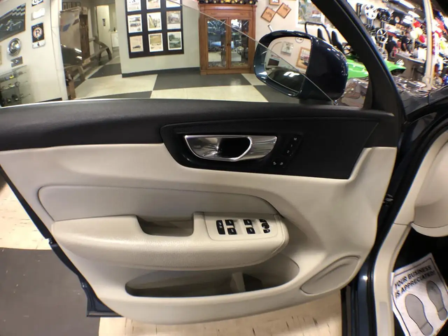 Volvo XC60 MOMENTUM AWD LEATHER PAN/ROOF NAV B/SPOT CAMERA All Wheel Drive - автомобили, коли, обяви за нови и употребявани 14