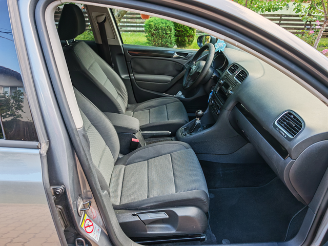 VW Golf ==1.6TDI== - автомобили, коли, обяви за нови и употребявани 8
