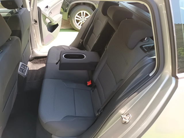 VW Golf 1.6TDI/NAVI - автомобили, коли, обяви за нови и употребявани 8