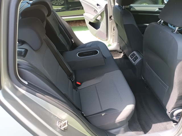 VW Golf 1.6TDI/NAVI - автомобили, коли, обяви за нови и употребявани 9