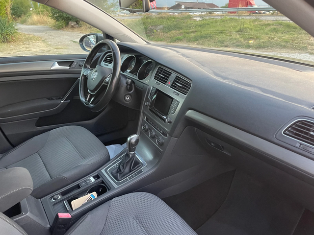VW Golf 1.6TDI-NAVI-PANO-DSG - автомобили, коли, обяви за нови и употребявани 4