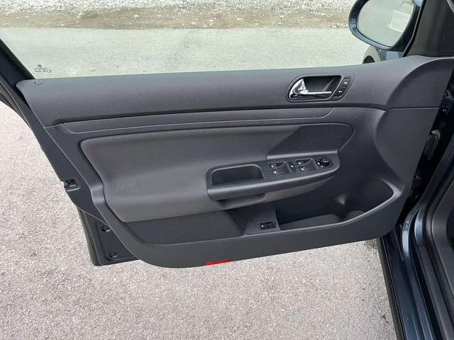 VW Golf 1.4I 75кс  КЛИМАТИК - автомобили, коли, обяви за нови и употребявани 6