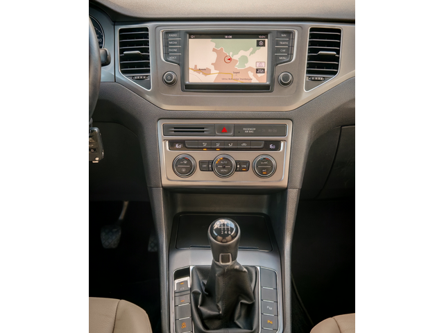 VW Golf Sportsvan НАВИ-КОЖА-ДИСТРОНИК - автомобили, коли, обяви за нови и употребявани 11