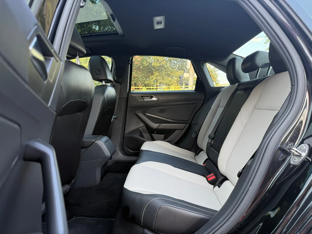 VW Jetta R-line* DISTR* LineAssist* М.Точка* CarPlay* ПОДГ* - автомобили, коли, обяви за нови и употребявани 9