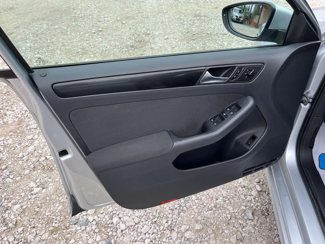 VW Jetta 1.6TDI 105к DSG BLUEMOTION КЛИМАТРОНИК ВНОС ИТАЛИЯ - автомобили, коли, обяви за нови и употребявани 6