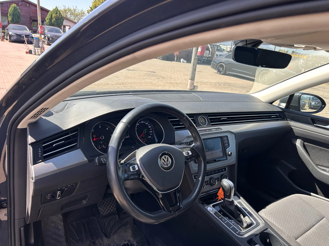 VW Passat 1.6TDI AVTOMAT/NAVI EURO 6 - автомобили, коли, обяви за нови и употребявани 10