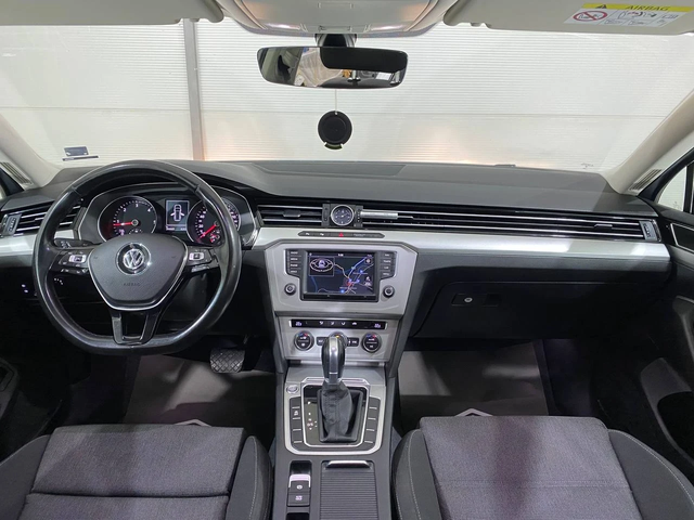 VW Passat 1.6 TDI * NAVI* CAMERA* - автомобили, коли, обяви за нови и употребявани 7