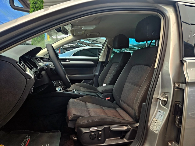 VW Passat 2.0TDI/GERMANY/DISTRONIC/ERGO COMFORT/CAR PLAY/LIZ - автомобили, коли, обяви за нови и употребявани 14