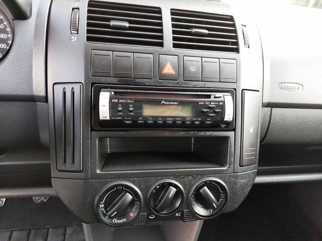 VW Polo 1,4i 80ps KLIMA - автомобили, коли, обяви за нови и употребявани 8