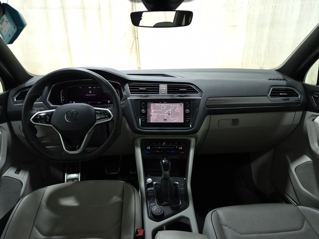 VW Tiguan HIGHLINE R-LINE/AWD/Pano/Camera/2 Комплекта джанти - автомобили, коли, обяви за нови и употребявани 10