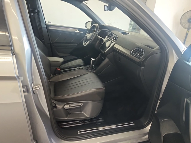 VW Tiguan COMFORTLINE R-LINE BLACK EDITION/AWD/Pano - автомобили, коли, обяви за нови и употребявани 9