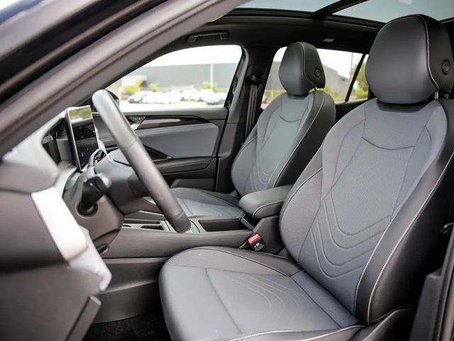 VW Tiguan Comfortline R-Line Black Edition All Wheel Drive - автомобили, коли, обяви за нови и употребявани 11